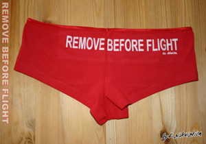 Shorty Remove before flight imprim� blanc sur fond rouge