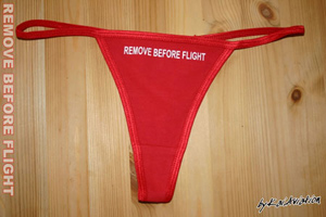 Slip Tanga Remove before flight imprim� blanc sur fond rouge