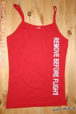 Top Spaghetti Remove before flight imprimé blanc sur fond rouge