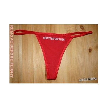 Slip Tanga Remove before flight imprimé blanc sur fond rouge