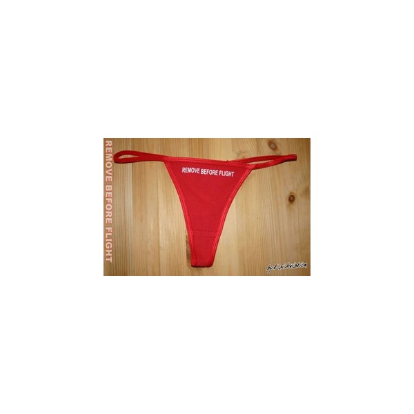 Slip Tanga Remove before flight imprimé blanc sur fond rouge