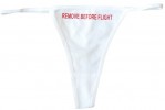 Slip Tanga Remove before flight imprimé rouge sur fond blanc