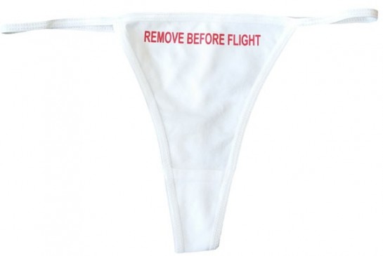 Slip Tanga Remove before flight imprimé rouge sur fond blanc